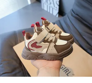 Detail van hoge kindersneaker met klittenbandsluiting en stevige antislip bruine zool