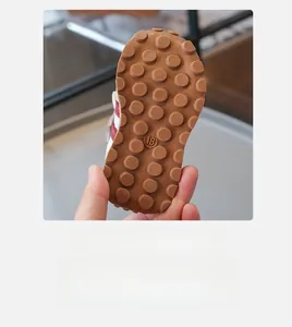 Detail von Babyschuhen mit rutschfester Gummisohle mit kreisförmigem Profil und Größe 18