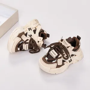Vue détaillée des baskets d'hiver pour enfants avec doublure épaisse en fourrure marron