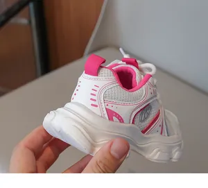Dettaglio di sneaker da bambina traspirante bianca e rosa con suola antiscivolo