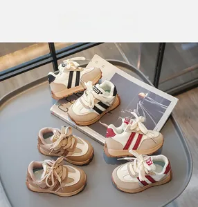 Details von Retro-Kinderschuhen mit 1987-Aufdruck, verschiedenen Farben und Gummisohlen