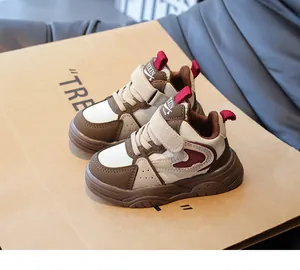 Gedetailleerd zijaanzicht van retro kindersneakers met klittenband en dikke rubberen zolen
