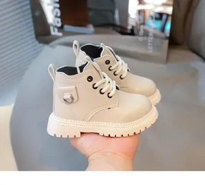 Dettaglio di stivali per bambini in pelle PU crema con suole in gomma antiscivolo robuste