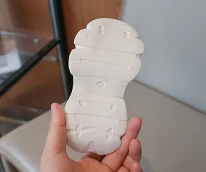 Dettaglio della suola in EVA bianca antiscivolo con scanalature per scarpe da ginnastica bimbi