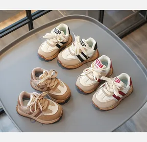 Detailansicht der Kleinkinder-Sportschuhe mit rutschfester Gummisohle und Retro-Design