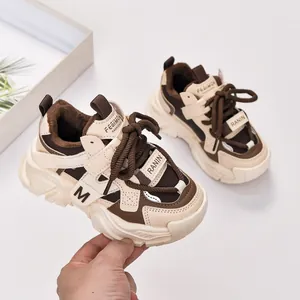 Vue détaillée de la doublure en peluche et des couches de cuir synthétique de baskets enfant