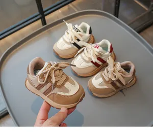 Detailansicht der Retro-Kleinkinderschuhe mit rutschfester Sohle und 1987-Logo-Prägung