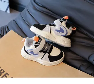 Macro-opname van waterdichte kindersneakers met klittenband en paarse kleuraccenten