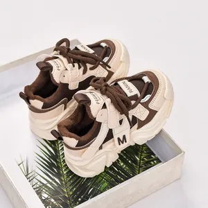 Détail des baskets enfants beiges avec doublure en polaire épaisse et pelucheuse