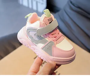 Detail van roze en witte kindersneaker met hartontwerp en klittenbandsluiting