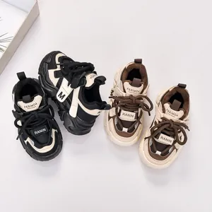 Détail de baskets légères pour enfants avec coutures en similicuir et semelles épaisses