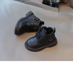 Dettaglio macro degli stivaletti martin in pelle nera per bambini con suola antiscivolo