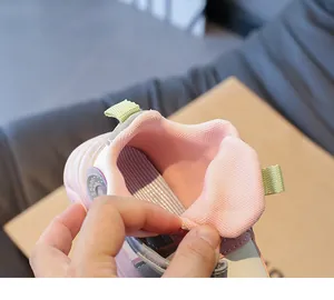 Detail van de ademende roze mesh voering en gewatteerde kraag van kindersneakers