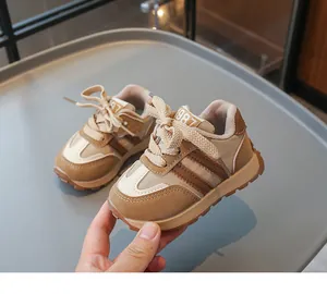 Details von Kinder-Freizeitschuhen mit Retro-Tricolor-Panels und rutschfester Gummisohle
