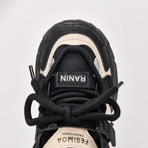 Vue détaillée du bout de chaussure en cuir et tissu des baskets imperméables enfant