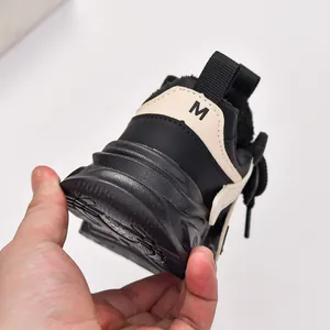 Détail de baskets chaudes pour enfants avec doublure polaire et semelle antidérapante