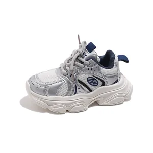 Scarpe sportive leggere da bambina in bianco e argento con mesh traspirante e suola spessa