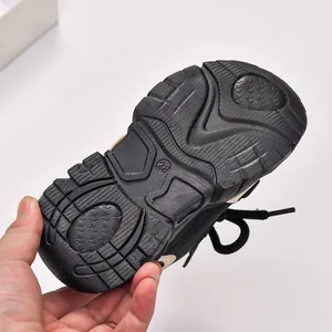 Détail de la semelle antidérapante avec marquage taille 28 sur baskets enfants