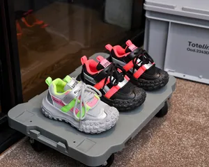Vue détaillée du tissu en maille respirant et de la semelle en caoutchouc à crampons