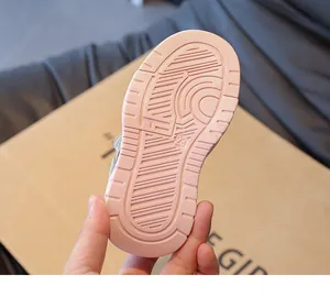 Macro-opname van roze antislip rubberen zool met maat 23 markering voor kinderschoenen