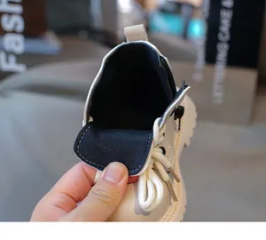 Dettaglio stivaletto Martin beige per bambini con suola antiscivolo e zip laterale