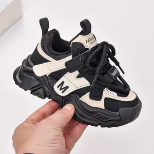 Détail de baskets d'hiver pour enfants avec doublure pelucheuse et sangle velcro M