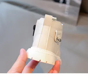 Dettaglio di stivaletti Martin beige per bambini con cerniera laterale e suola