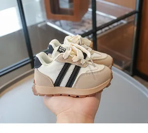 Nahaufnahme leichter Kinder-Laufschuh aus beigem Wildleder mit rutschfester Gummisohle