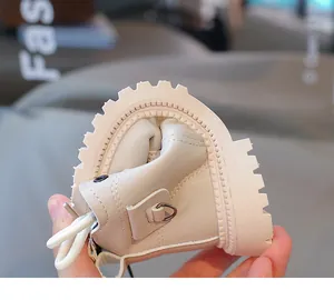 Dettaglio della suola morbida e flessibile dello stivaletto in pelle beige per bambini