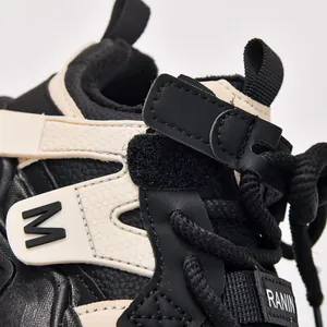 Détail d'une basket imperméable pour enfant montrant le cuir, le mesh et le logo M