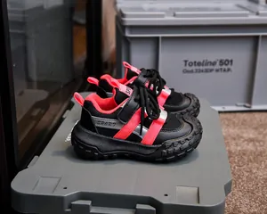 Détails de chaussures sport enfant avec maille respirante et semelles en caoutchouc épais