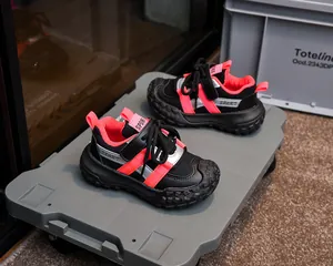 Détail de chaussure de sport enfant avec maille respirante et semelle antidérapante