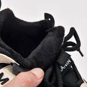 Baskets d'hiver pour enfants avec doublure chaude en peluche et cuir noir et beige chic