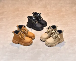 Vue de dessus de bottines pour enfants en jaune, beige et noir avec fermeture éclair latérale