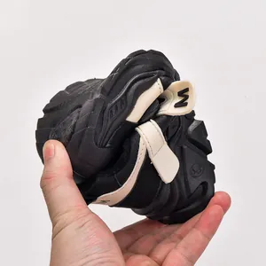 Détail montrant la semelle souple ultra-flexible et pliable des baskets pour enfants