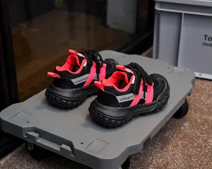 Détail de chaussures de sport respirantes pour enfants avec bandes réfléchissantes et semelle