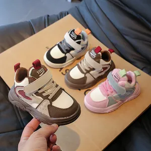 Diverse sportieve kindersneakers in verschillende kleuren met handige klittenbandsluiting