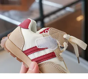 Detail von Kinder-Retro-Sneakern mit rutschfester Gummisohle und Klettverschluss