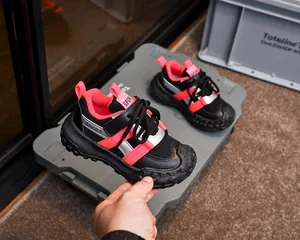 Vue de dessus des baskets enfant en mesh avec semelle épaisse en caoutchouc