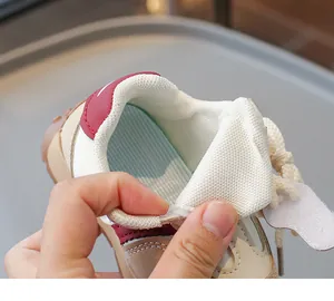 Nahaufnahme von Netzfutter und dickem gepolsterten Kragen am Kleinkinder-Sportschuh