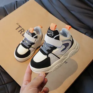 Hoge kindersneakers van zwart wit grijs leer met oranje klittenband en dikke zool