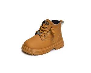 Détail de bottines camel pour tout-petit avec semelle en caoutchouc antidérapante
