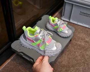 Détail de chaussure de sport enfant avec mesh respirant et sangles fluorescentes