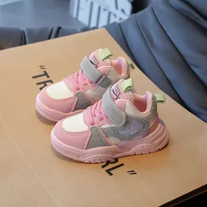 Kinder sneakers in roze, wit en grijs met klittenbandsluiting en stevige dikke zool