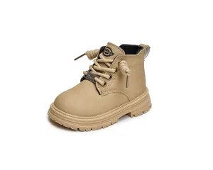 Détail de bottines enfant kaki avec semelles antidérapantes et lacets de qualité