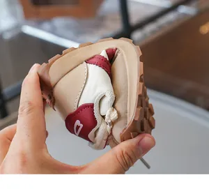 Detail eines Kleinkindschuhs mit flexibler Gummisohle und 1/3 Biegepunkt-Design