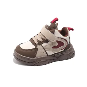 Vintage kindersneakers in bruin en beige met klittenband en antislip rubberen zolen
