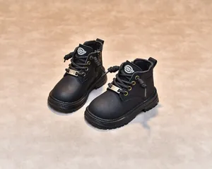 Détail de bottines noires pour enfants avec fermeture éclair et semelle en caoutchouc