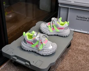 Détail de l'embout antidérapant et de la maille respirante sur chaussures de sport enfant