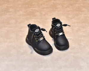 Détail de bottines Martin noires pour enfants avec fermeture éclair et texture cuir
